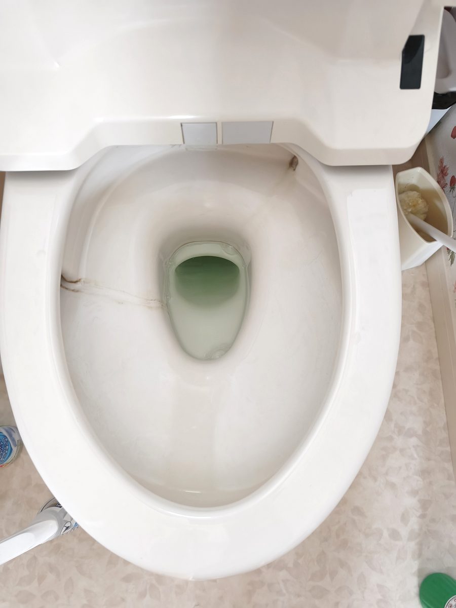 サンポール使用後のトイレ便器
