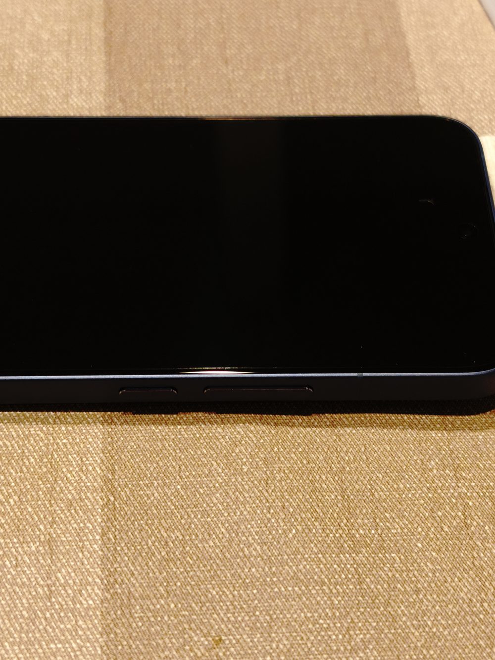 Xiaomi 17T Pro 実機の画面端。純正フィルムが貼られた状態