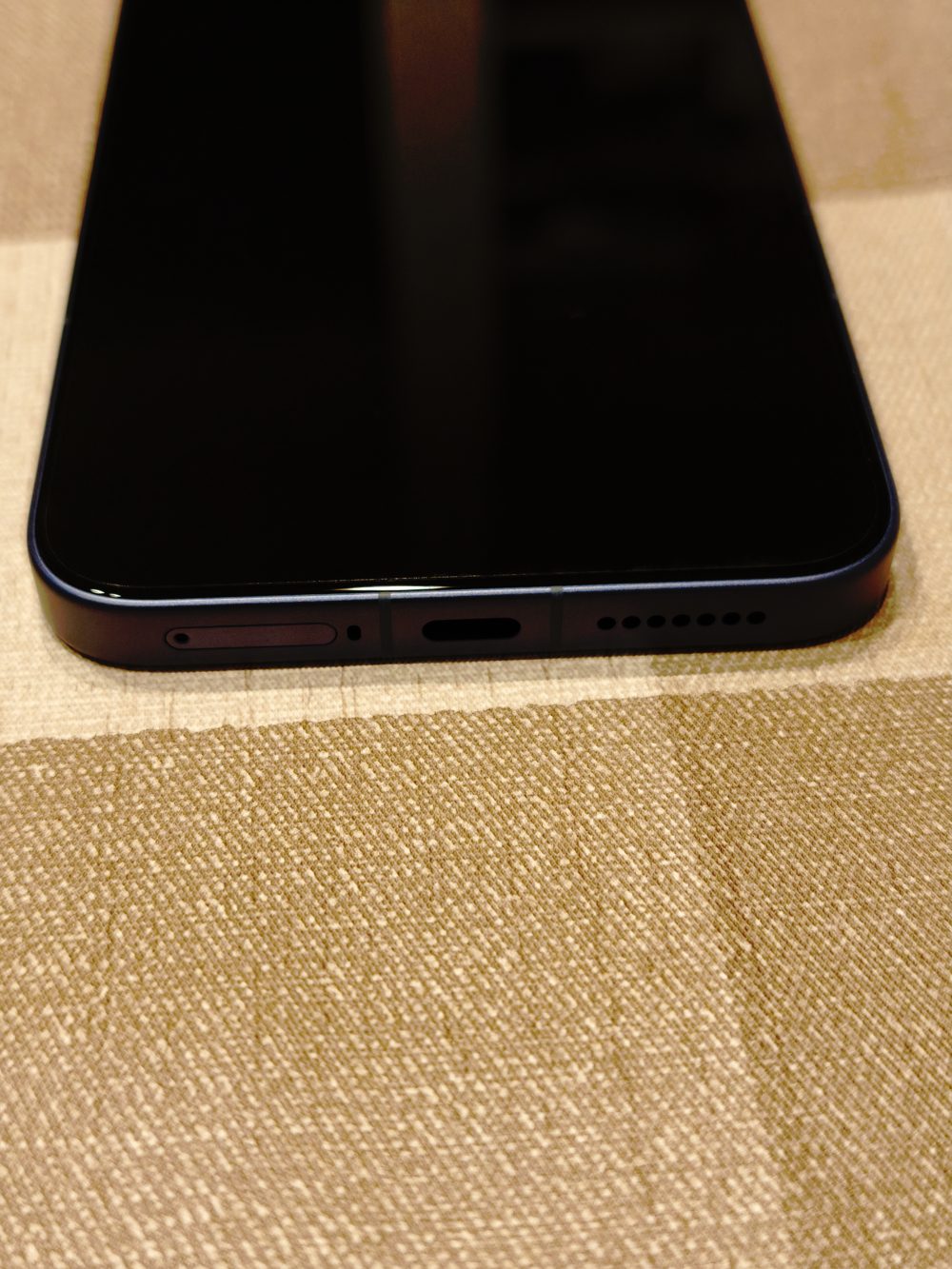 Xiaomi 17T Pro 実機の画面下部。出荷時から純正フィルムが貼られている