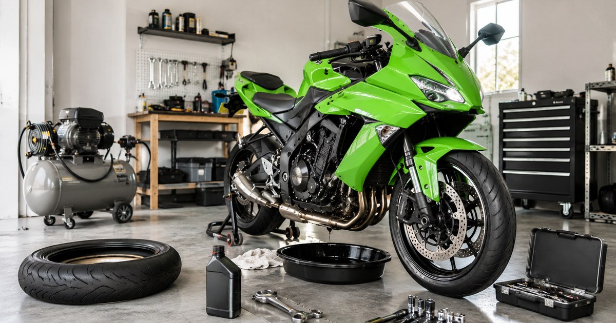ガレージでNinja650を整備するDIYメンテの様子