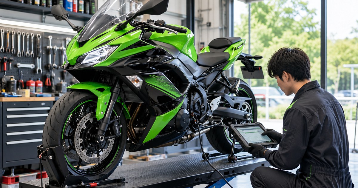 整備工場でタブレット診断機による電子チェックを受ける緑のNinja650