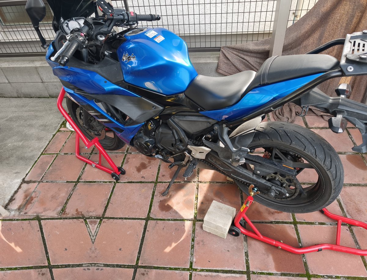 前後メンテナンススタンドで立てたNinja650