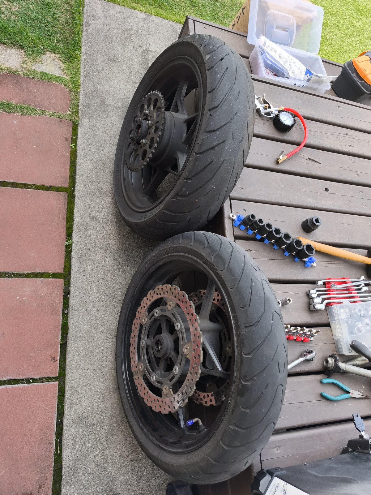 取り外したNinja650の前後ホイールと工具