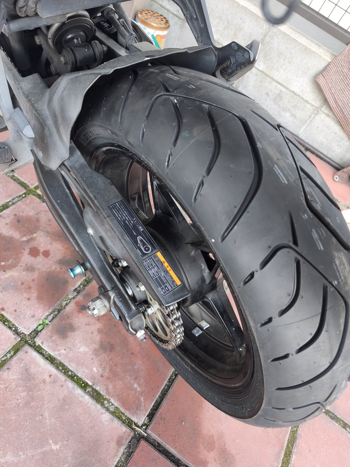 交換完了したNinja650のリアタイヤ
