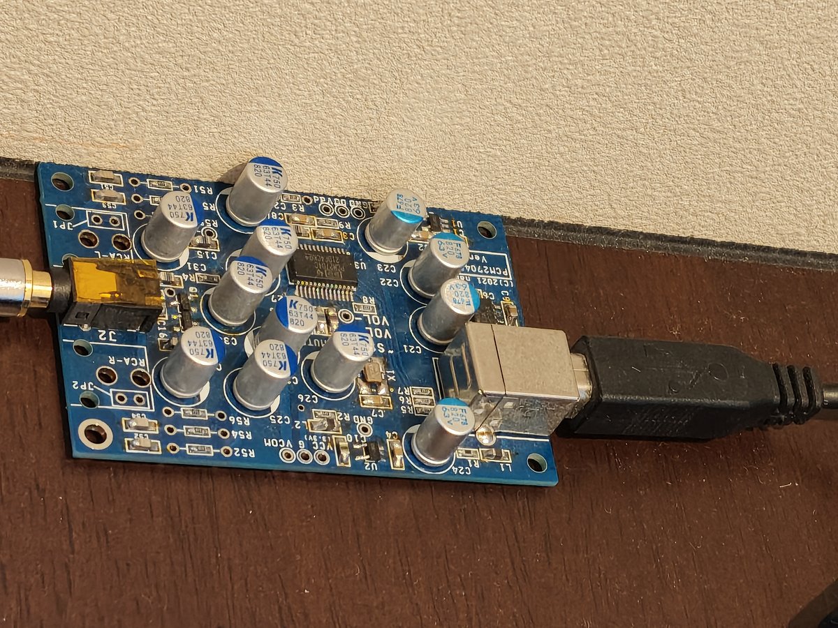 組み立て済みのPCM2704 DAC Ver2の基板。青い基板に固体コンデンサが並び、左に3.5mmジャック、右にUSB-B端子がある