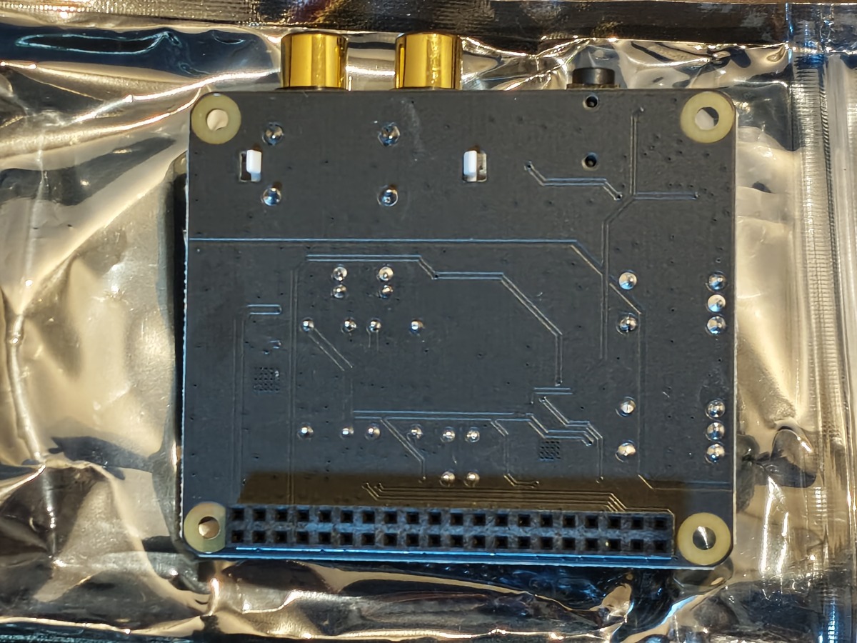 Spotpear RPI Audio HiFi HAT (A)の裏面。下側にラズパイにつなぐ40ピンのソケットがあり、上側にRCA端子の根元が見える
